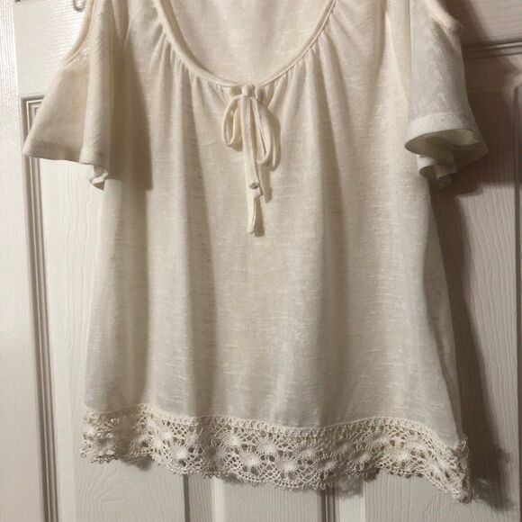 Blouse Size Small Cream Cold Shoulder and Lace Bottom Design - Picture 4 of 7